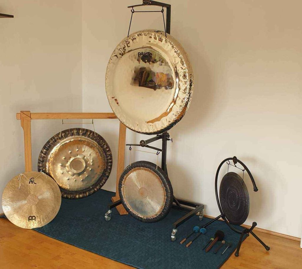 set piatich gongov pripravených na hranie